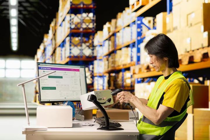 AMRs in Warehouses Explanation for System Design and Operational Applications